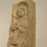L�elemento pi� caratteristico � per� la Madonna a seno nudo sullo stipite, particolarit� che ricorda molto le iconografie orientali